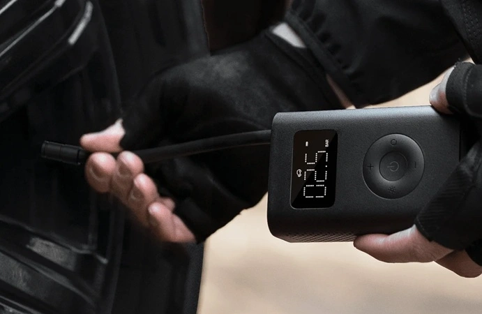 Egy teljesen leeresztett autóabroncsot mindössze 8 perc alatt felfúj