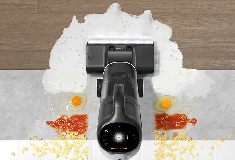 Még a kiömlött ételeket is feltakarítja