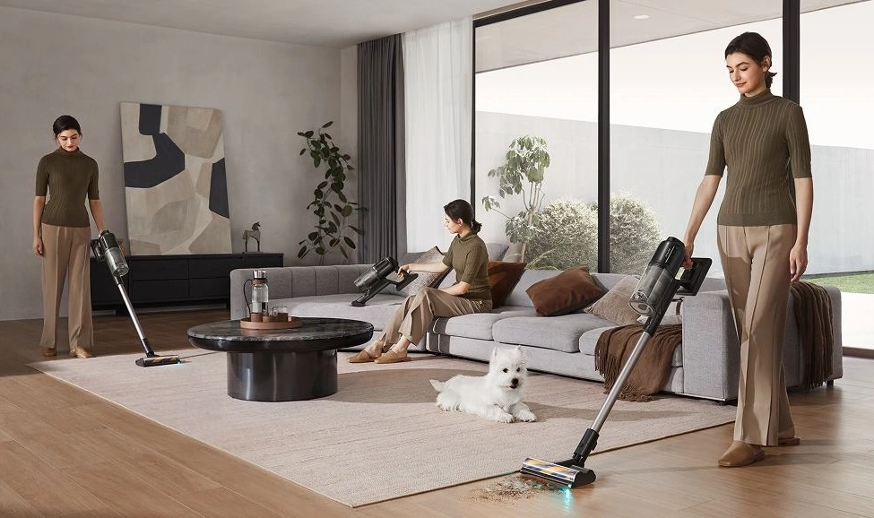 Felismeri a koszt és mindent elkövet, hogy megtisztítsa a padlót